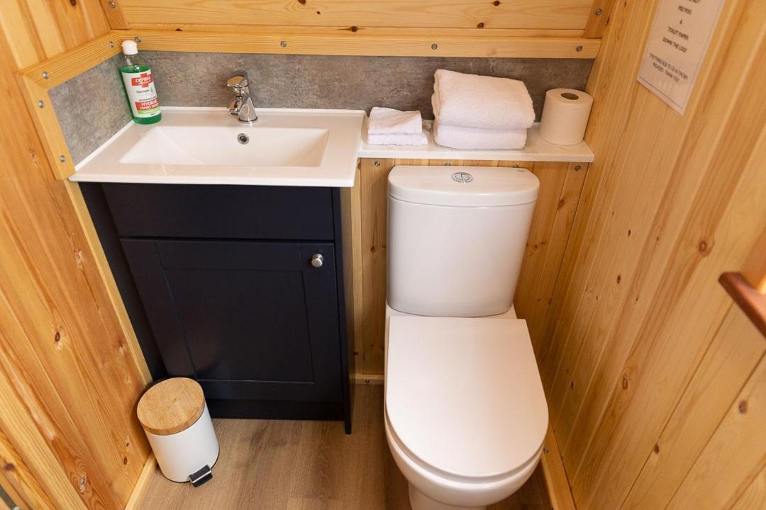 Thistle Pod Farm Stay With Hottub Sleeps 2 Galston  Exterior foto
